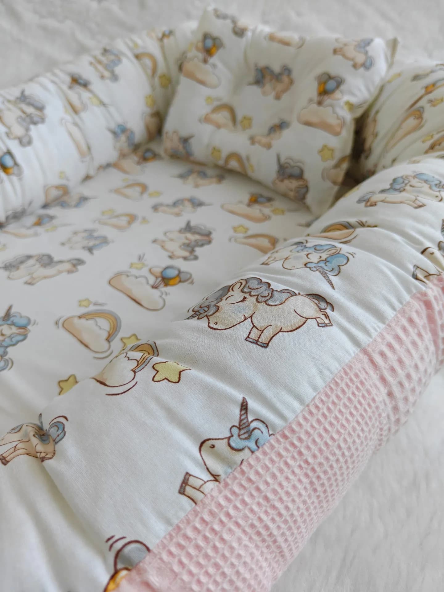 Unicorn desenli pikeli örtülü Babynest